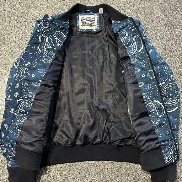 Levi's Bomber Jacket Mens M Quilted Puffer Blue Satin Bandana Paisley